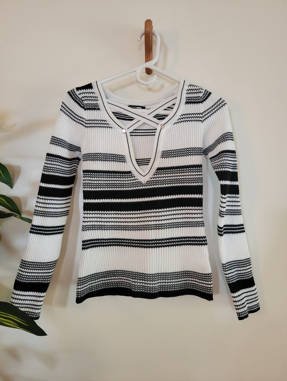 Fashion Nova Black & White Long Sleeve Fashion Top